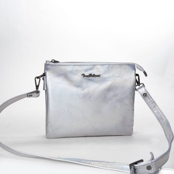 Сребристa дамска чанта cross body Tony Bellucci от естествена кожа - метален цип, карабинери и регулируема презрамка, бял фон
